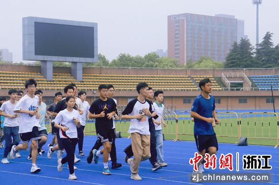 志愿者进行体能训练。c7网页版供图 志愿者进行体能训练。c7网页版供图