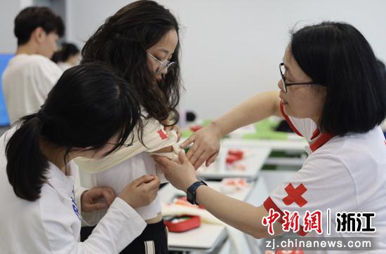 志愿者参加急救培训。c7网页版供图 志愿者参加急救培训。c7网页版供图