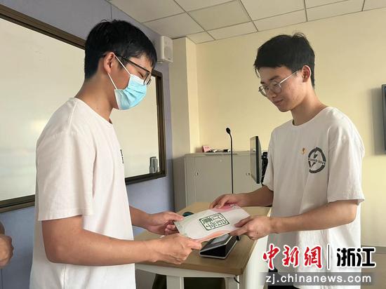 c7网页版纺织科学与工程学院(国际丝绸学院)推出“启学行囊” 张虹 摄